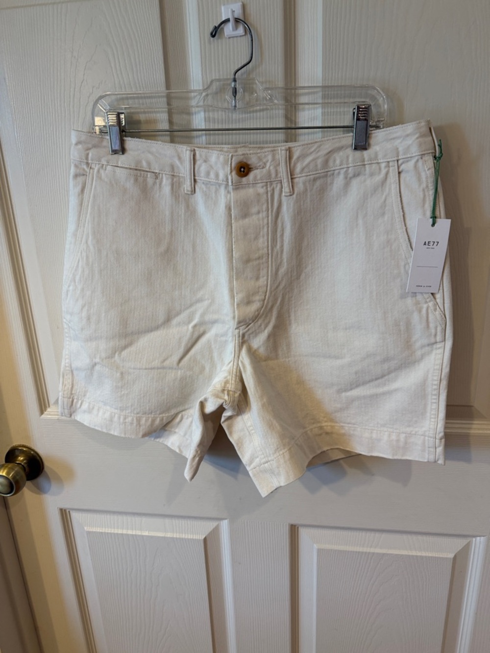 AE77 Men’s Cream Cotton Shorts Sz 32.  NWT. Box13